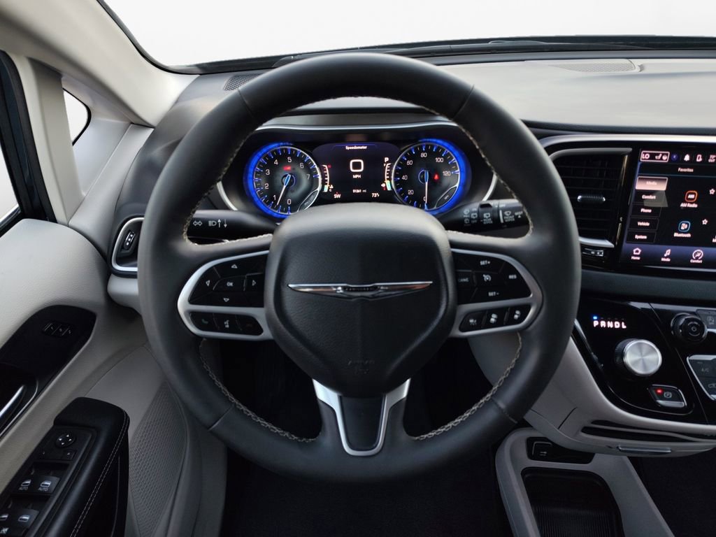 Used 2023 Chrysler Pacifica Touring-L image 20