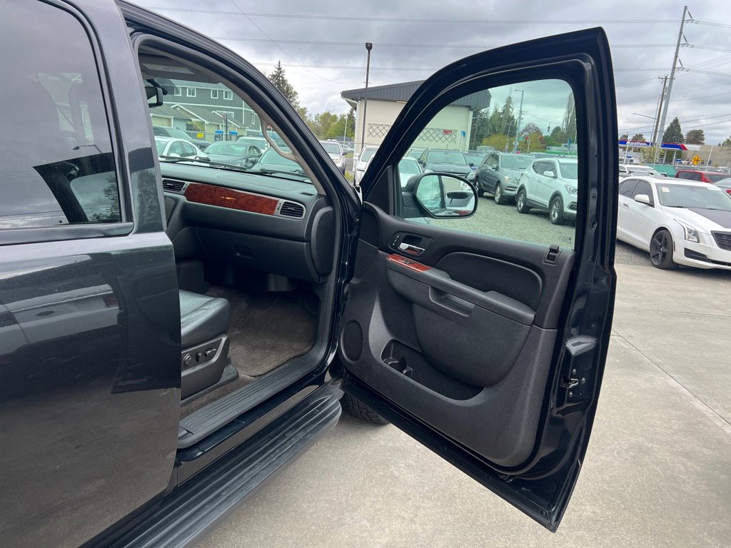 Used 2012 GMC Yukon XL SLT w/ SLT-2 Equipment Package AWD/4WD image 18