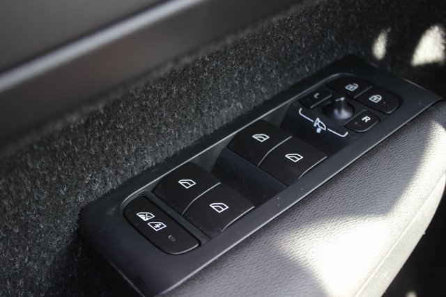 Used 2019 Volvo XC40 T5 Momentum image 16