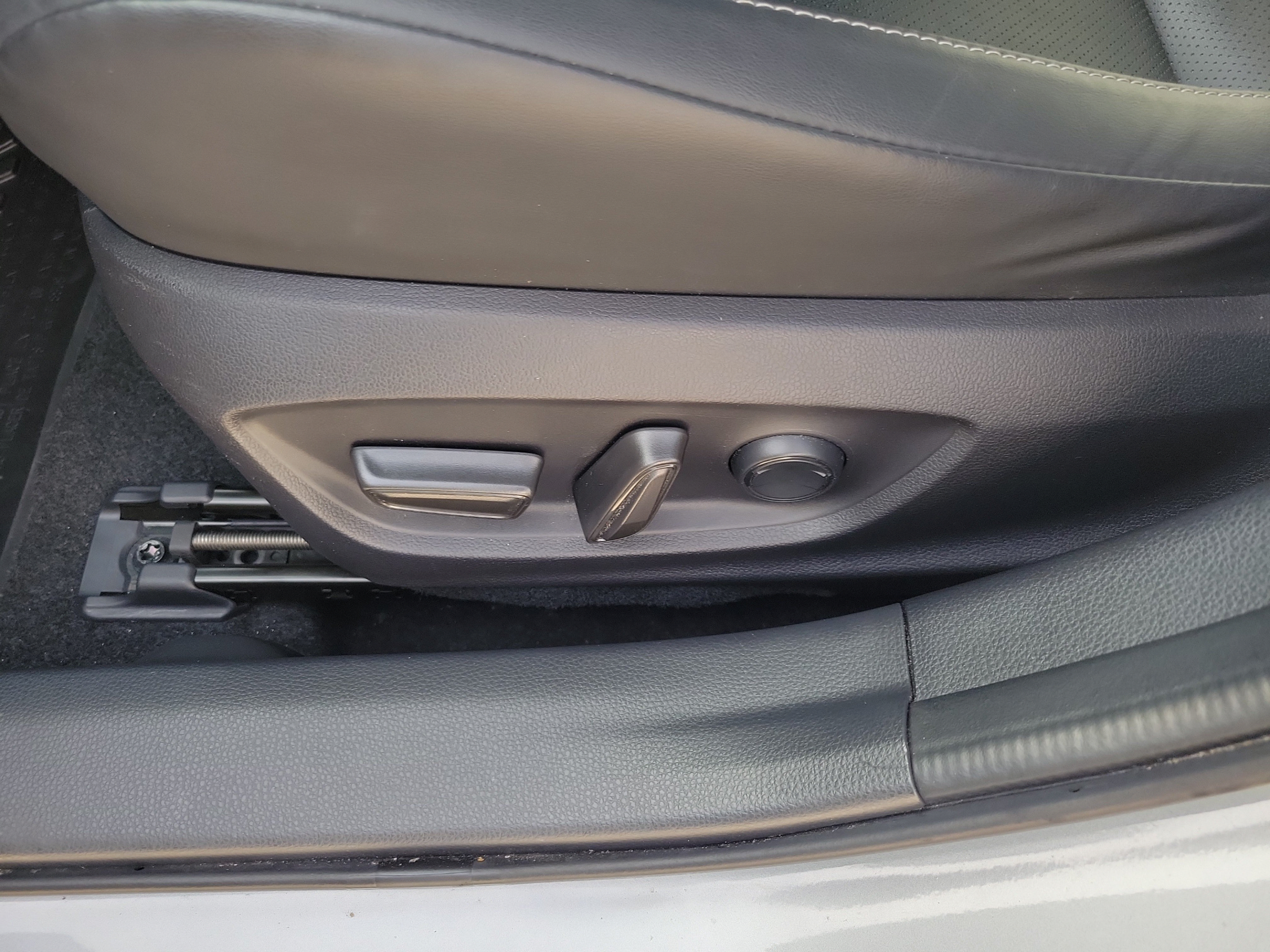 Used 2023 Toyota Prius XLE FWD image 10