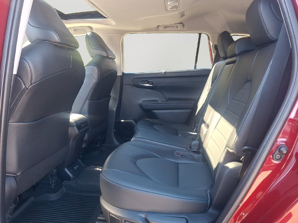 Used 2022 Toyota Highlander XLE AWD/4WD image 8