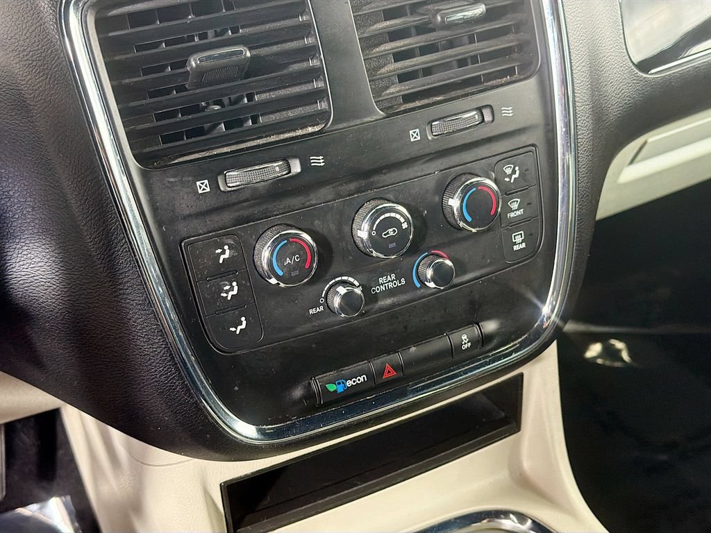 Used 2019 Dodge Grand Caravan SXT FWD image 16