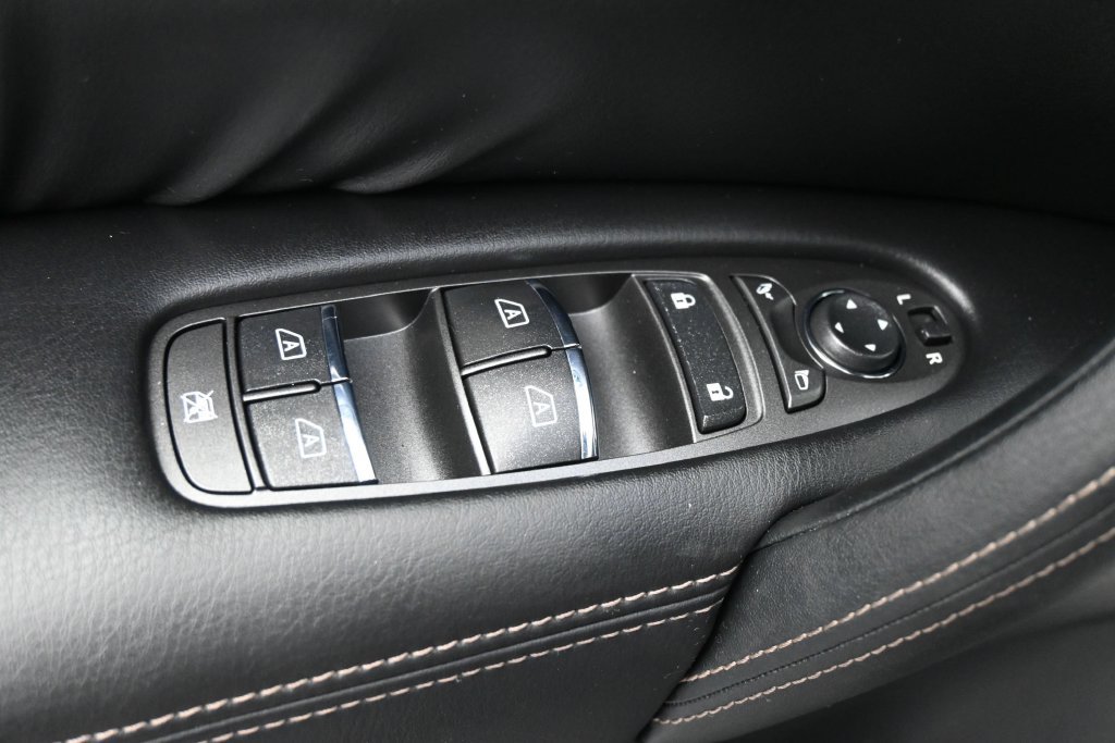 Used 2022 Nissan Armada Platinum w/ Captain's Chairs Package RWD image 4