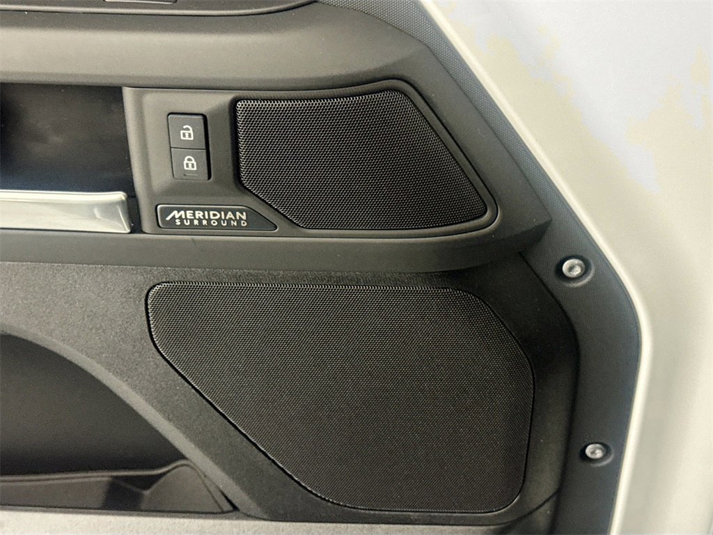 New 2026 Land Rover Defender 130 X-Dynamic SE image 18