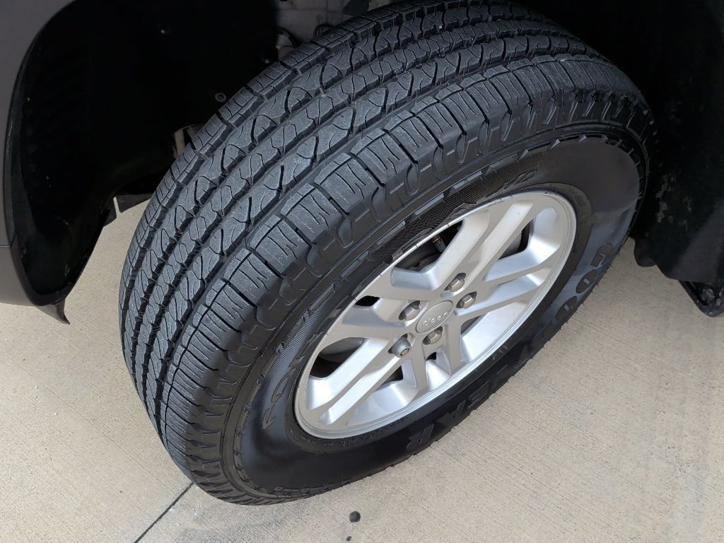 Used 2025 Jeep Grand Cherokee Laredo RWD image 44