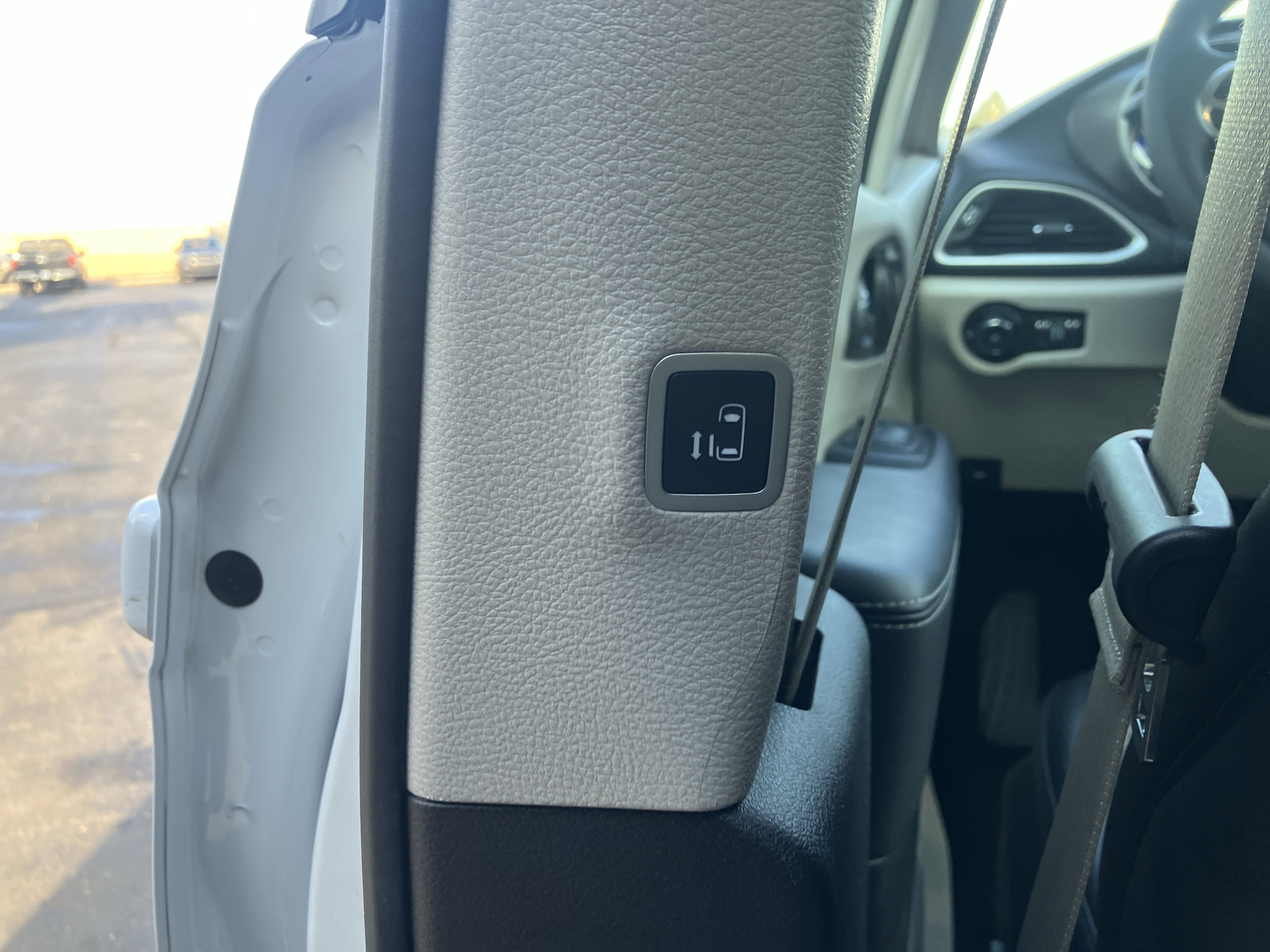 Used 2024 Chrysler Pacifica Touring-L image 17