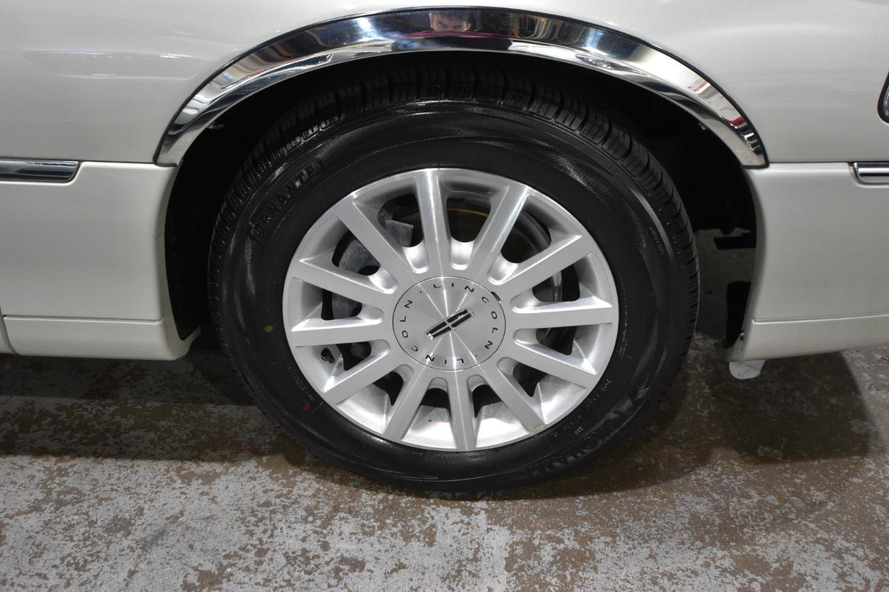 Used 2006 Lincoln Town Car Signature RWD image 44