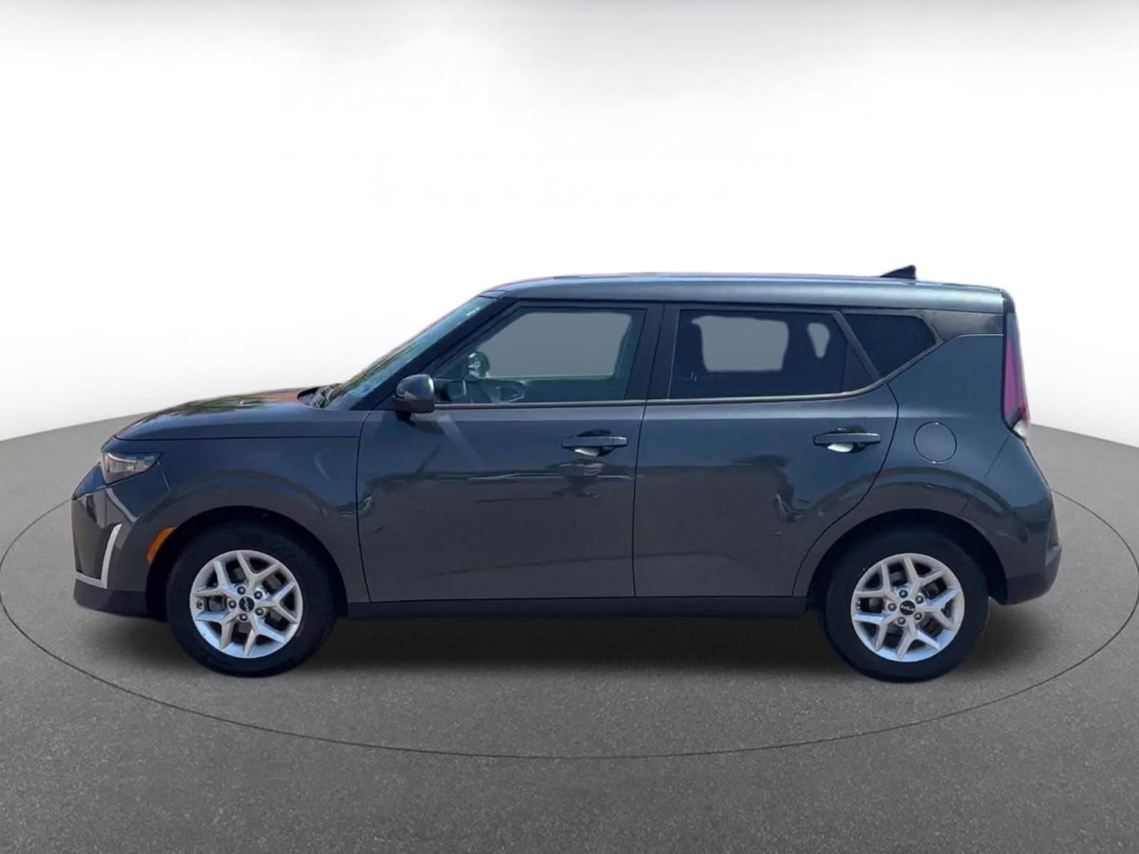 Used 2025 Kia Soul LX w/ LX Technology Package FWD image 9