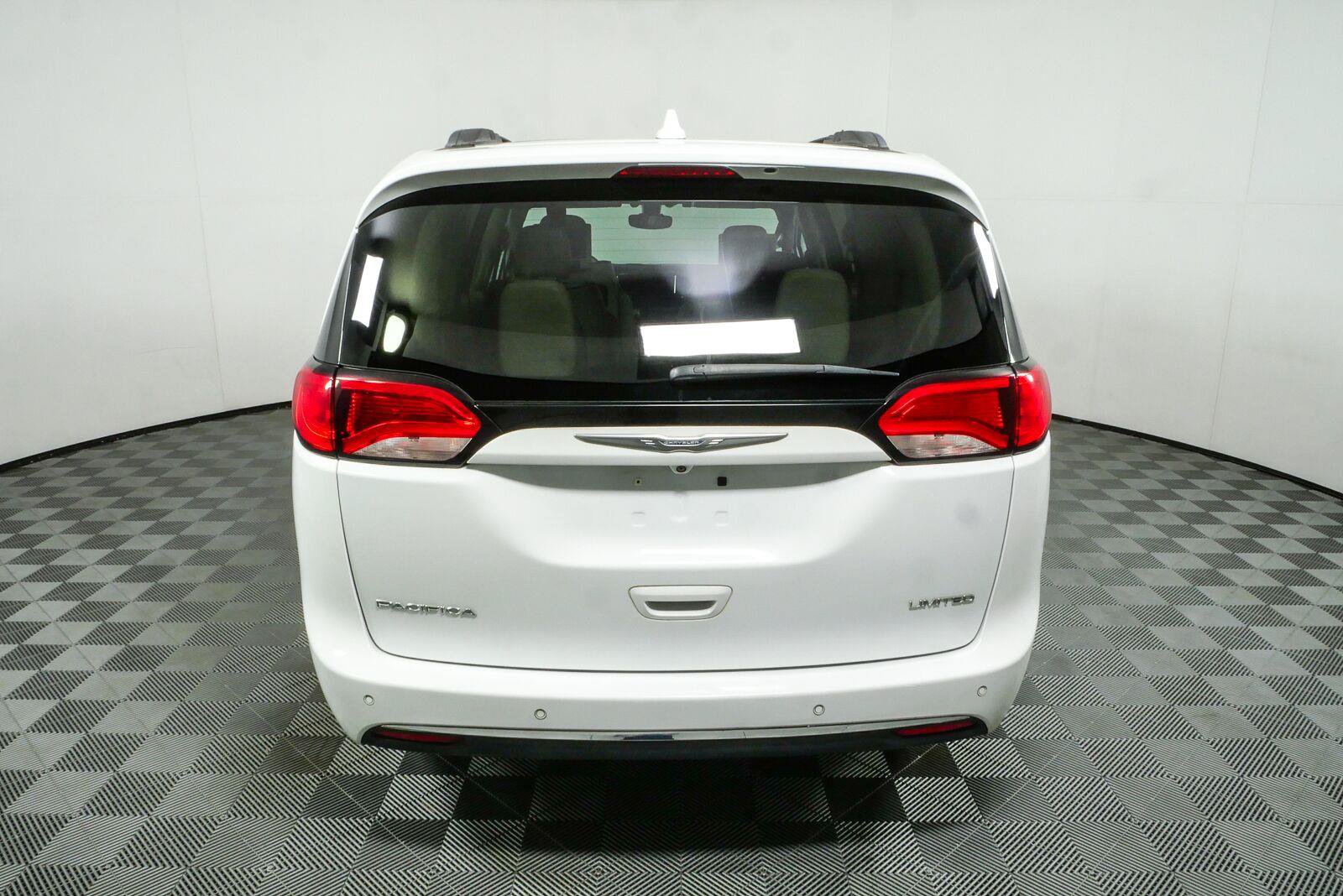 Used 2017 Chrysler Pacifica Limited FWD image 28