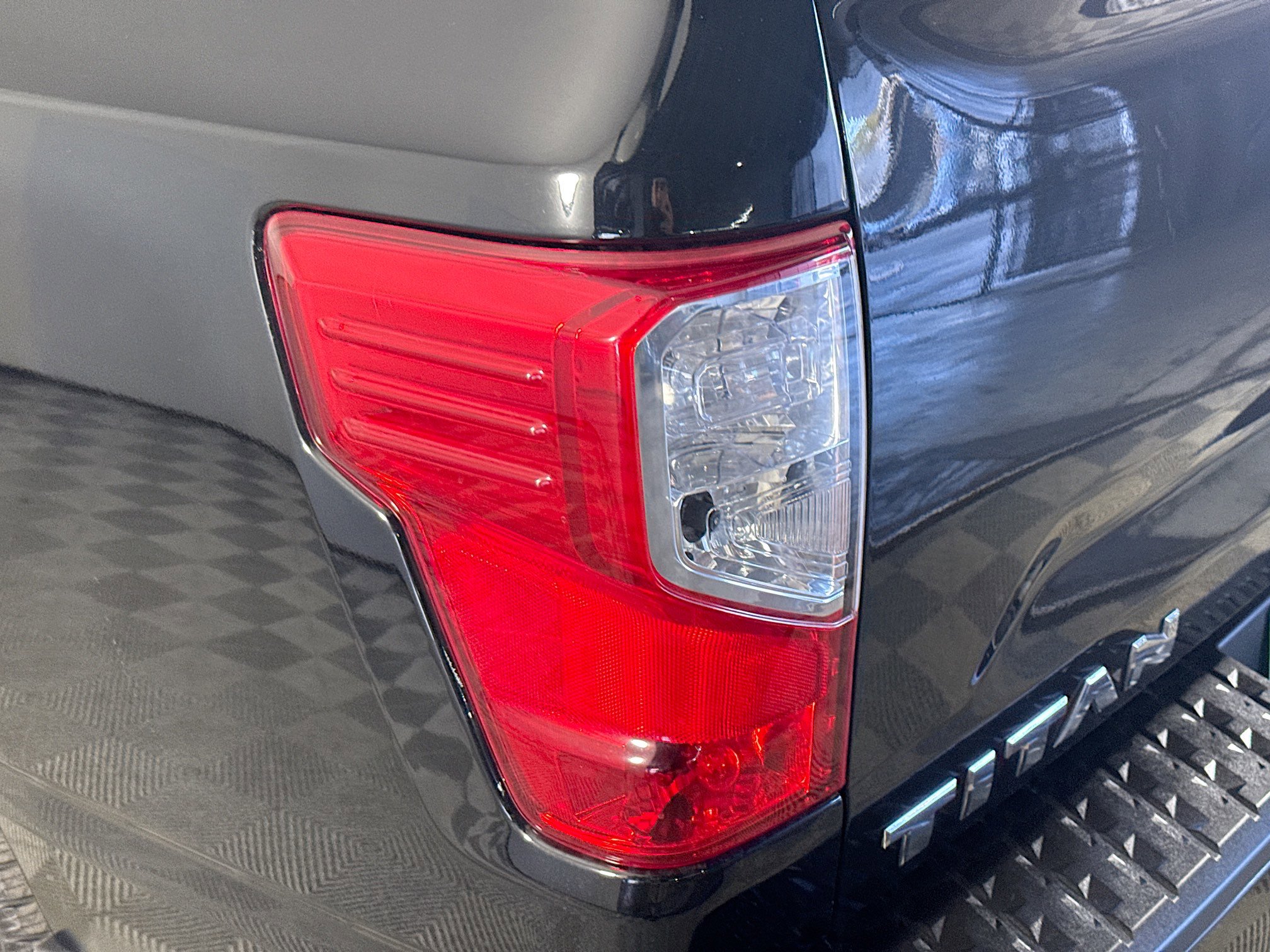 Used 2024 Nissan Titan SV w/ SV Convenience Package image 36