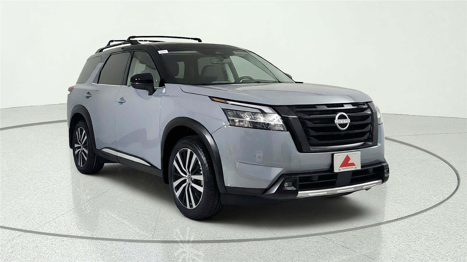 Used 2024 Nissan Pathfinder Platinum w/ Black Appearance Package AWD/4WD image 1