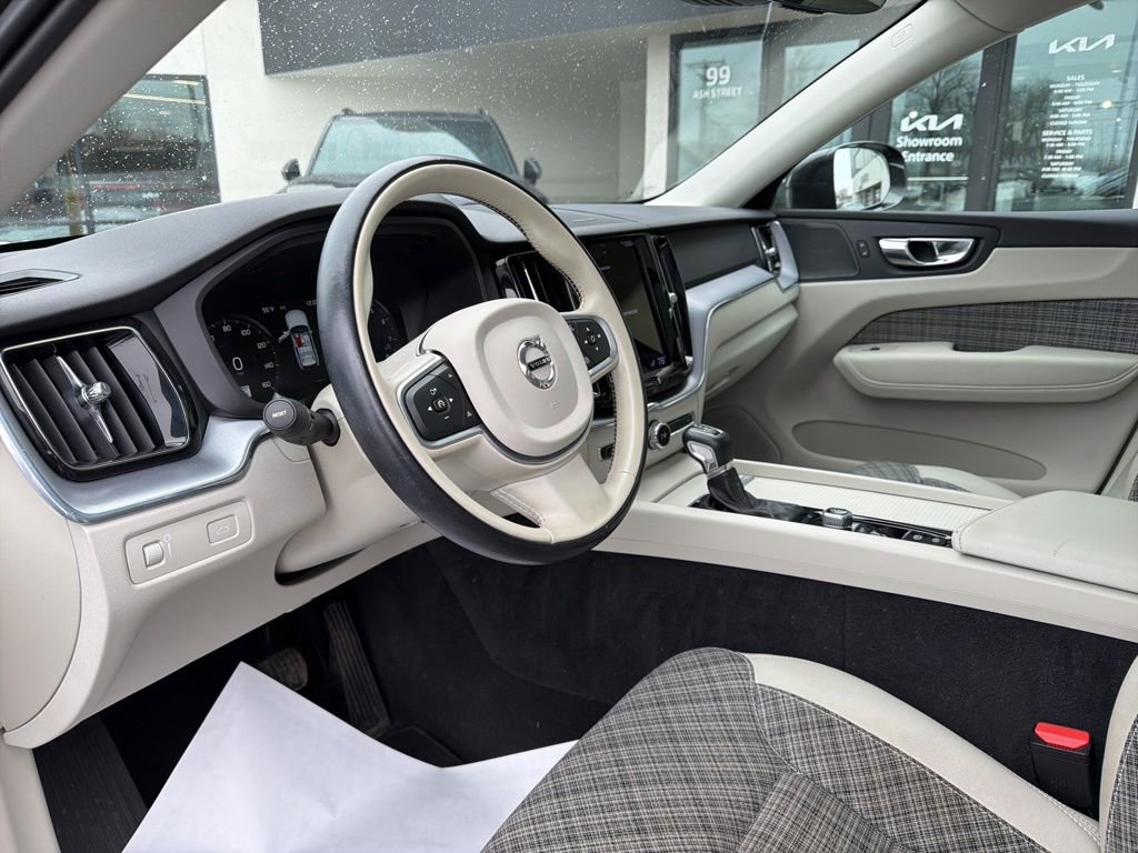 Used 2021 Volvo XC60 T5 Momentum image 30