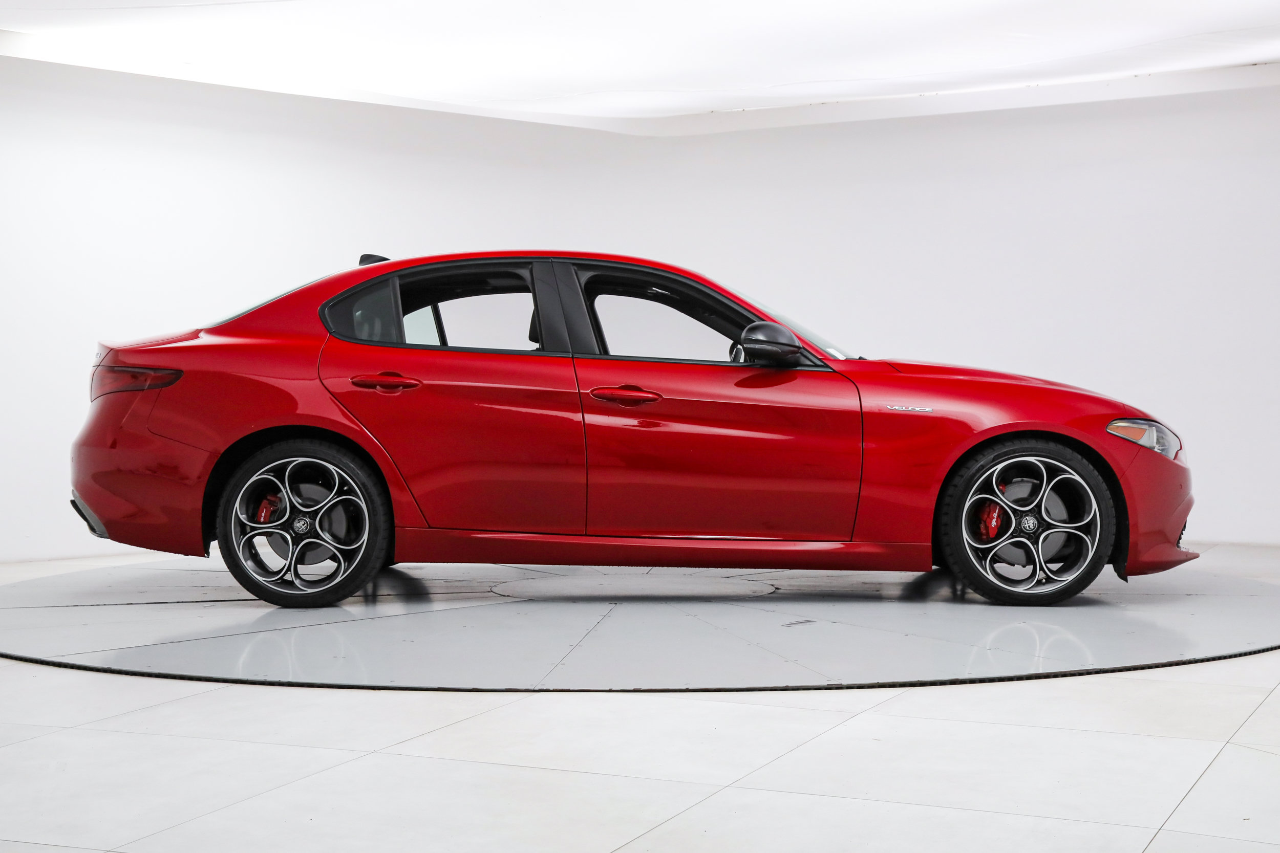 Used 2023 Alfa Romeo Giulia Veloce RWD image 6