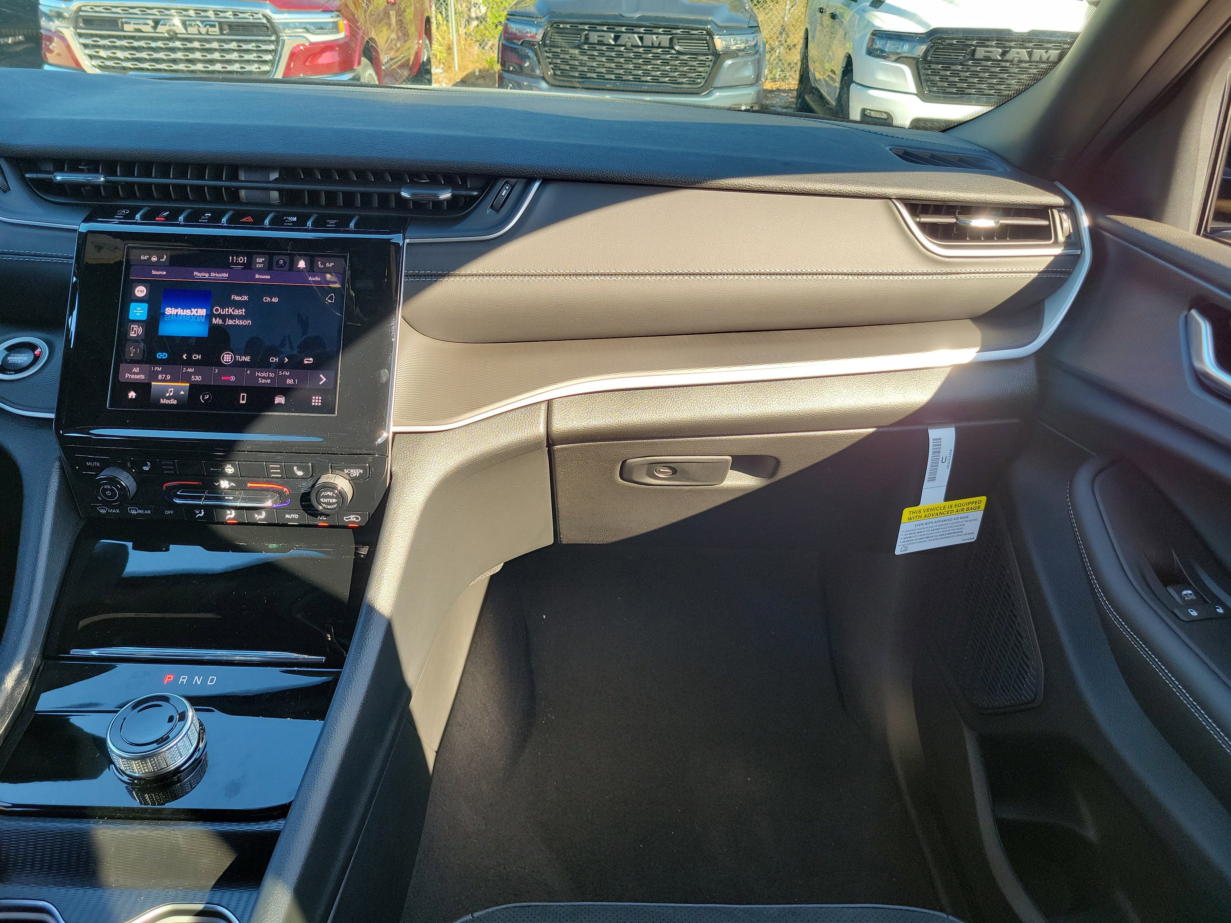 New 2025 Jeep Grand Cherokee Altitude image 9