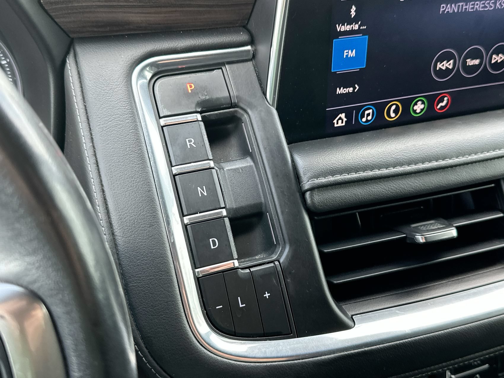 Used 2021 Chevrolet Tahoe Z71 w/ Luxury Package AWD/4WD image 19