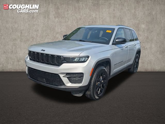 Used 2025 Jeep Grand Cherokee Altitude AWD/4WD image 3