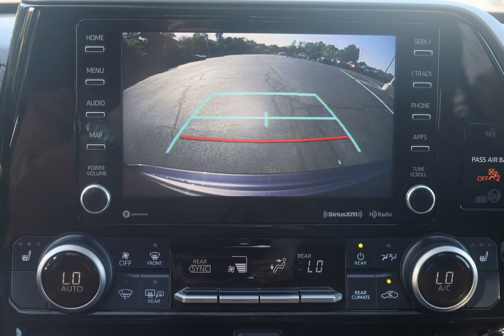 Used 2020 Toyota Highlander XLE AWD/4WD image 6
