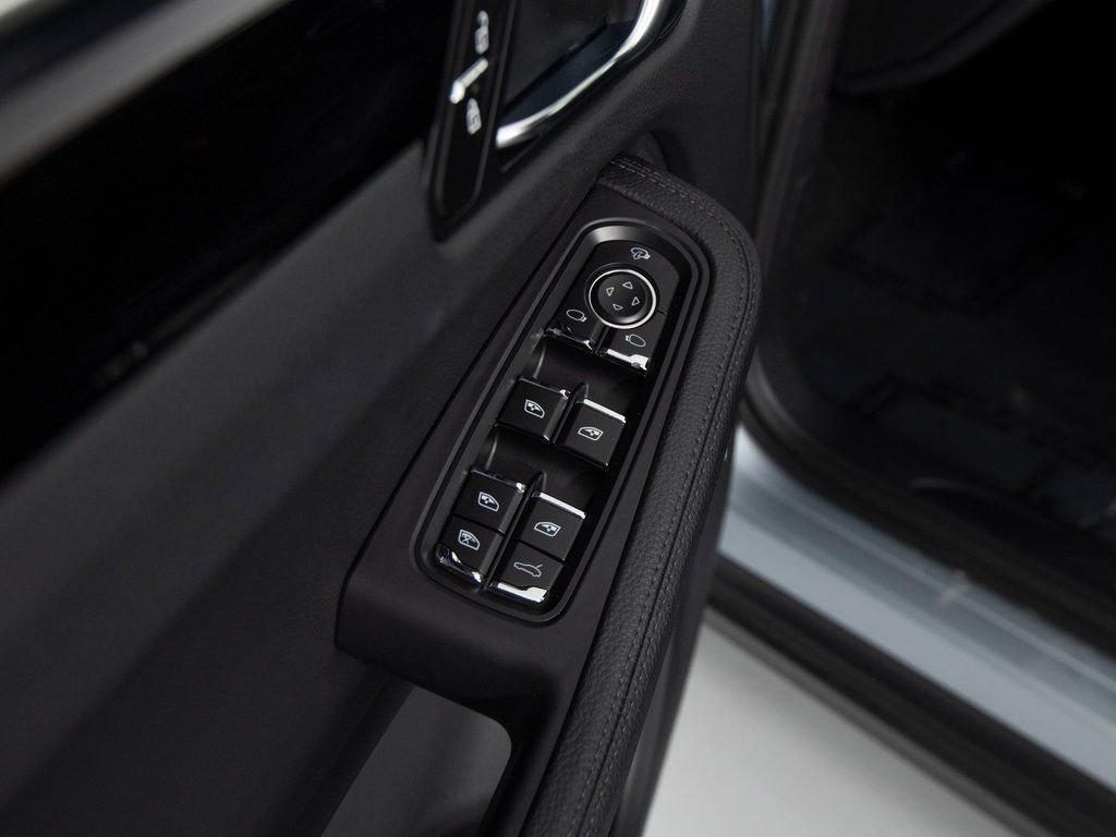 Certified 2025 Porsche Macan image 19