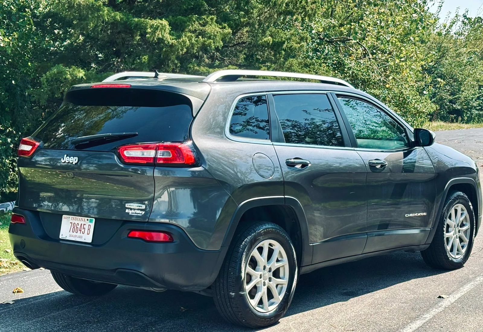 Used 2016 Jeep Cherokee Latitude w/ Cold Weather Group FWD image 10