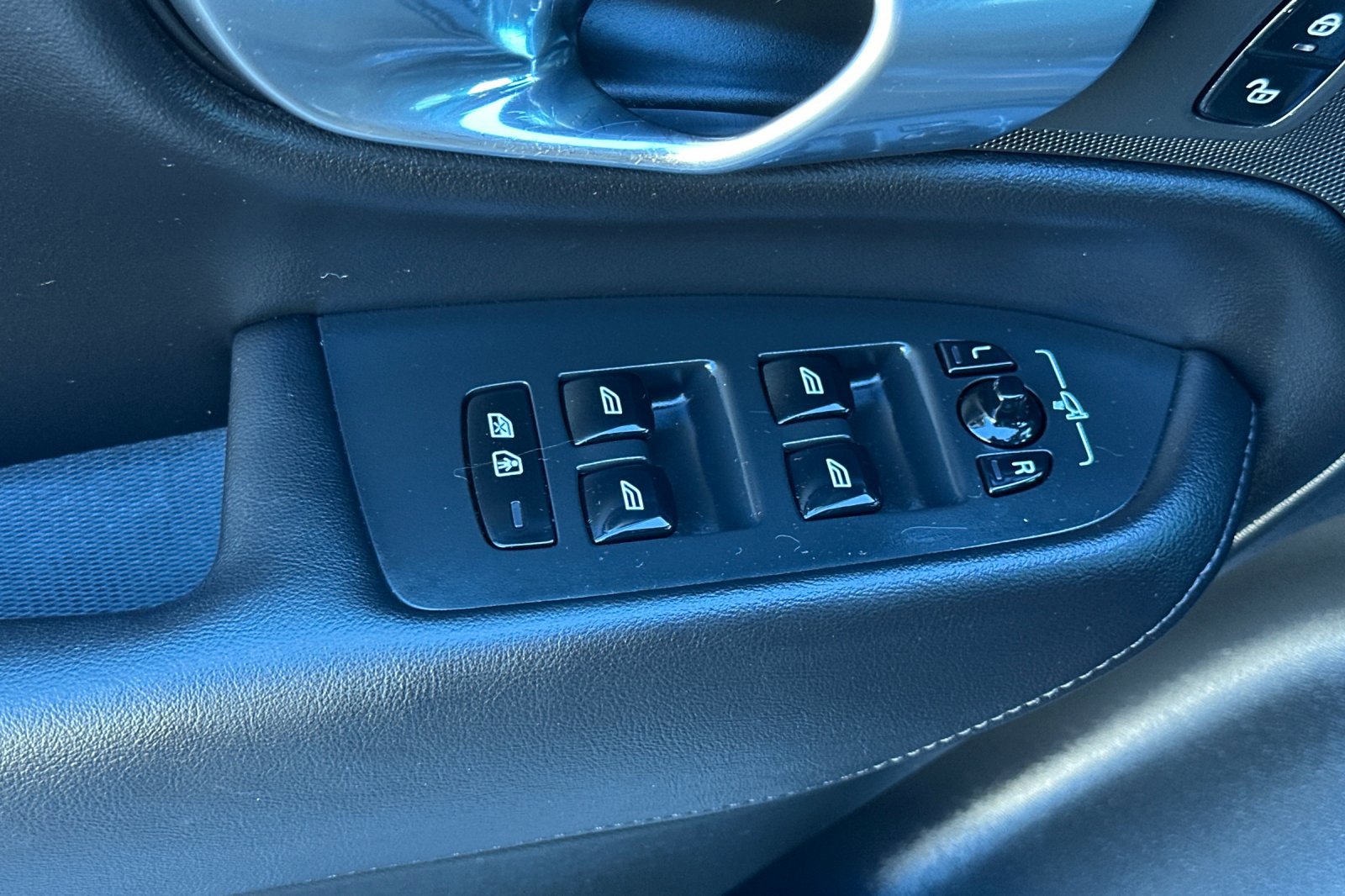 Certified 2023 Volvo XC90 B5 Plus AWD/4WD image 13