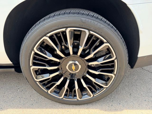 Used 2025 Chevrolet Suburban High Country image 11