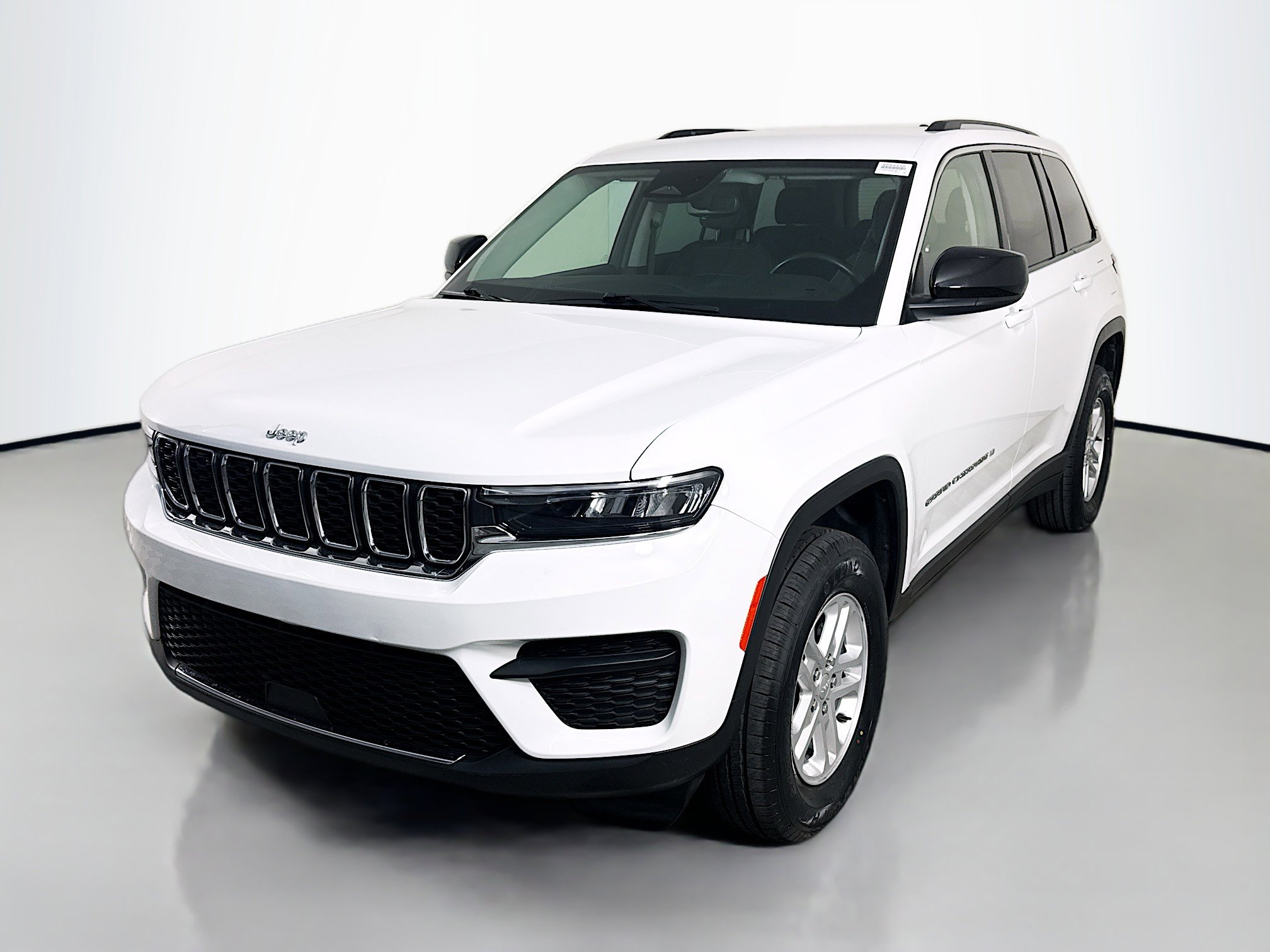 Used 2022 Jeep Grand Cherokee Laredo w/ Luxury Tech Group I image 4
