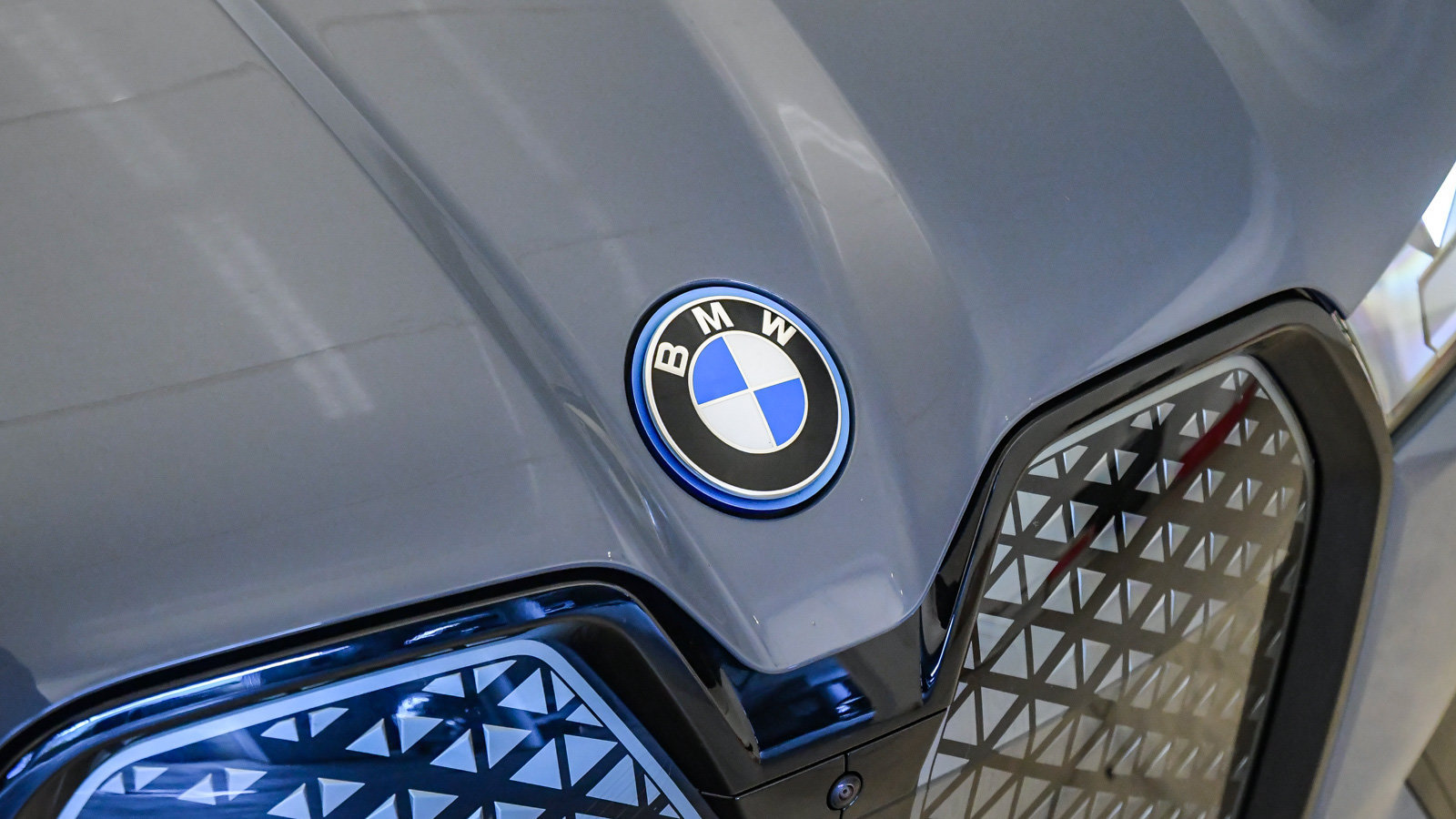 Used 2024 BMW iX xDrive50 w/ Sport Package AWD/4WD image 8