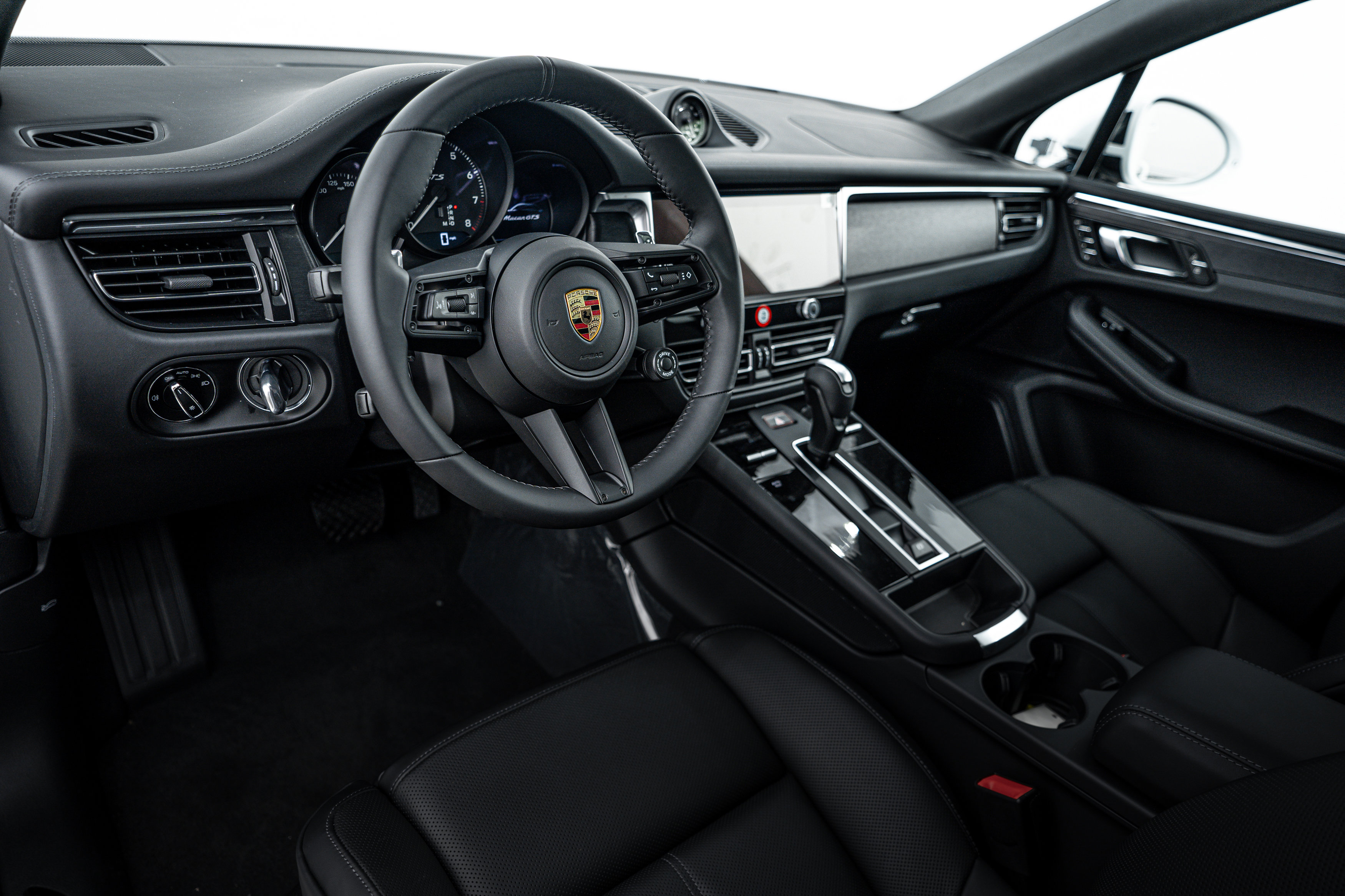 New 2026 Porsche Macan GTS image 4