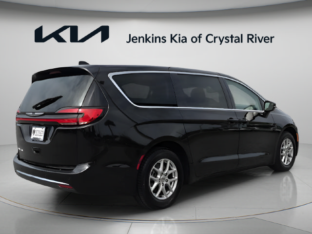 Used 2024 Chrysler Pacifica Touring-L FWD image 7
