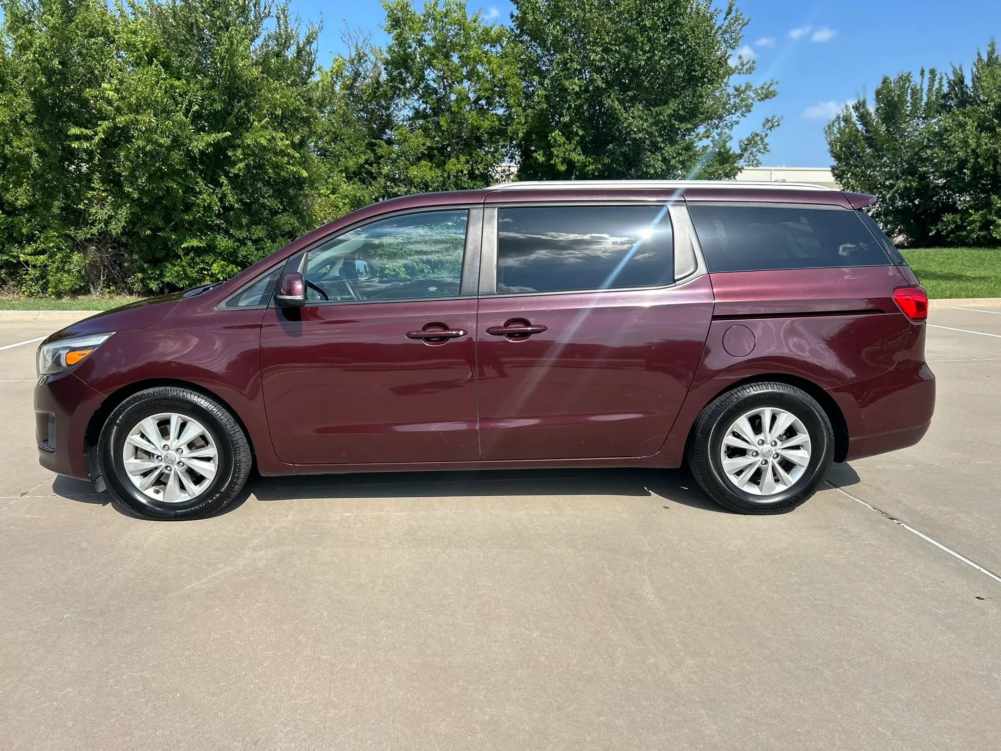 Used 2017 Kia Sedona LX w/ LX Essentials Premium Package FWD image 9