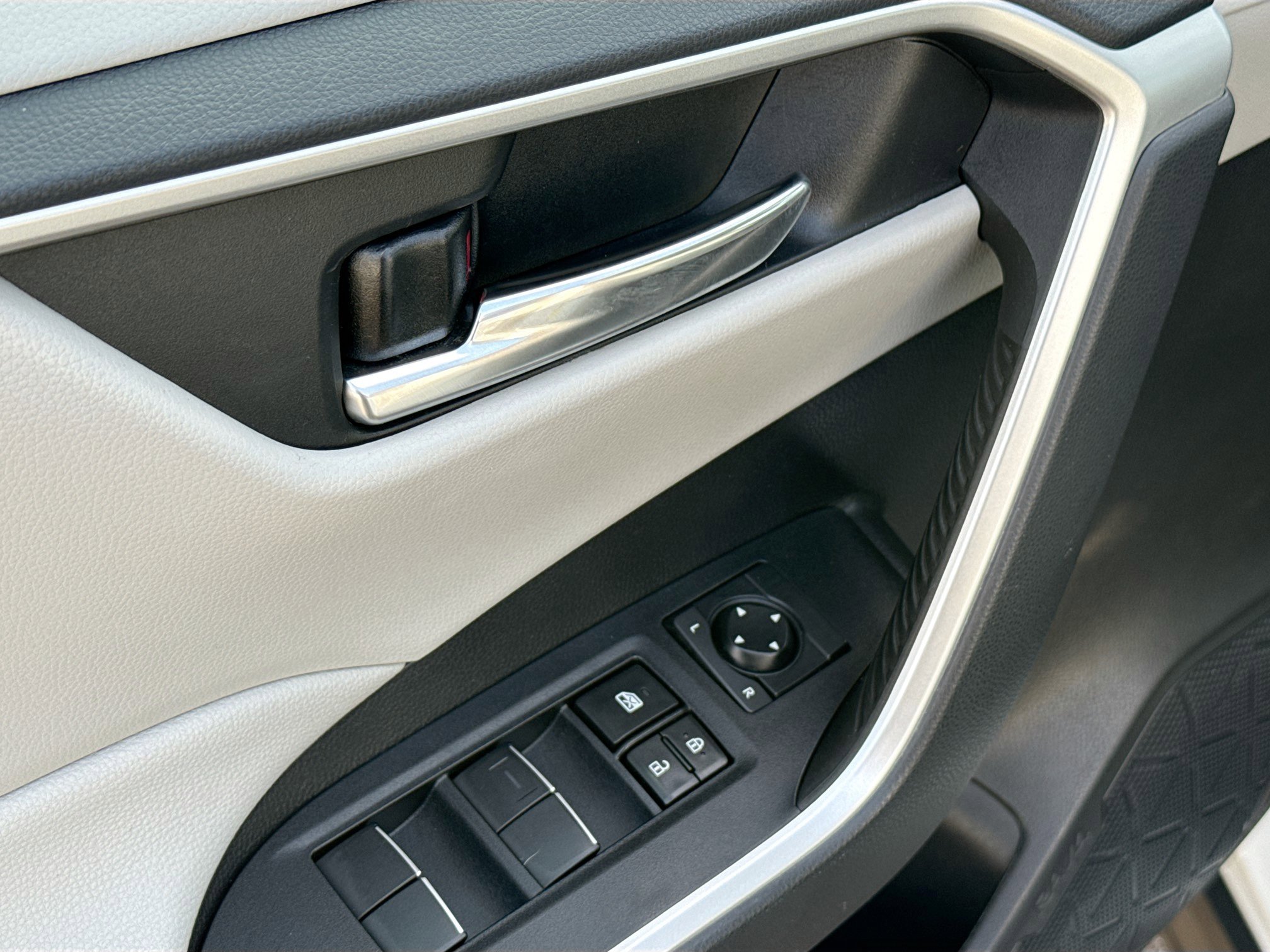 Used 2021 Toyota RAV4 XLE Premium image 23