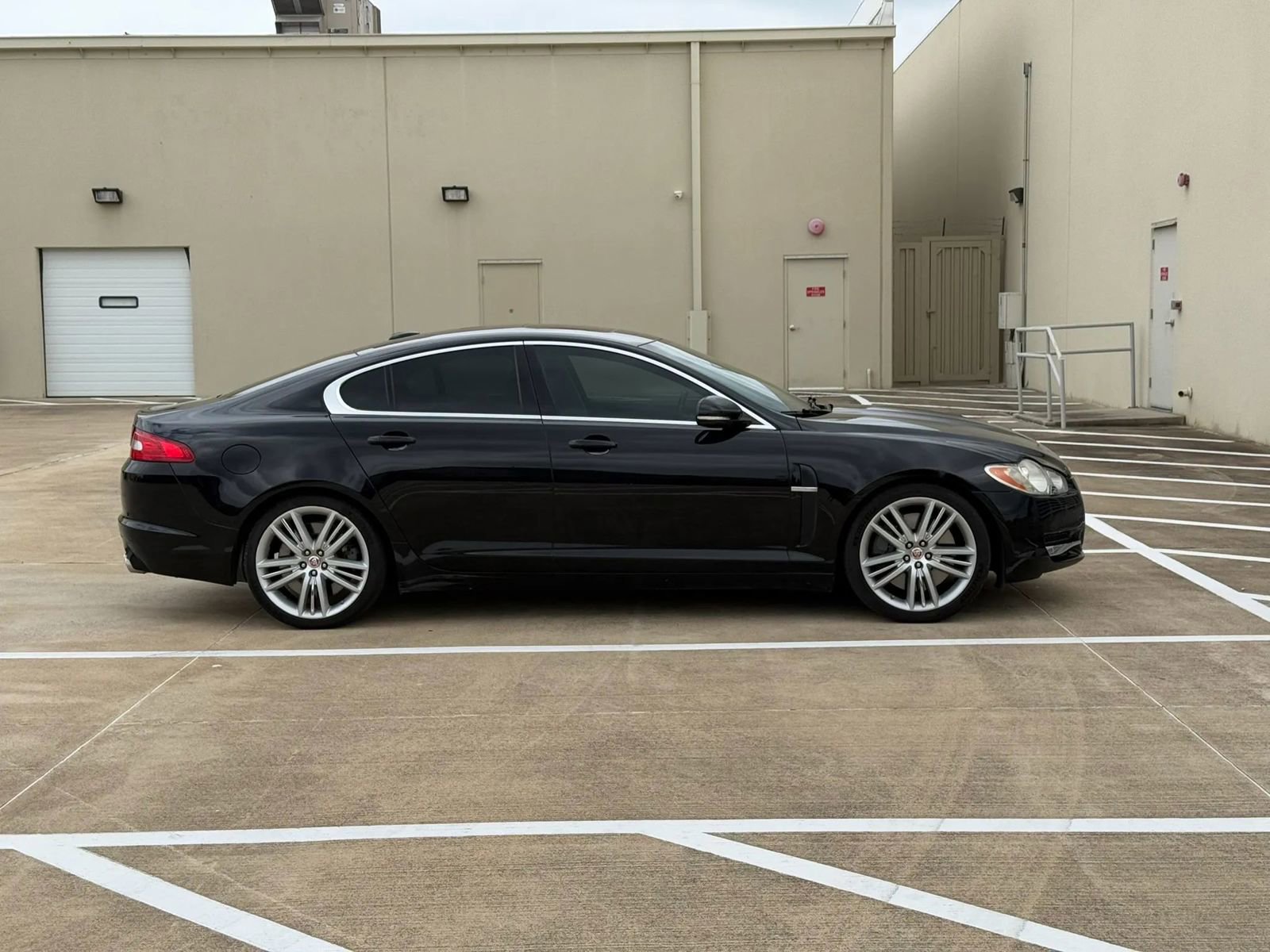 Used 2011 Jaguar XF Supercharged RWD image 8