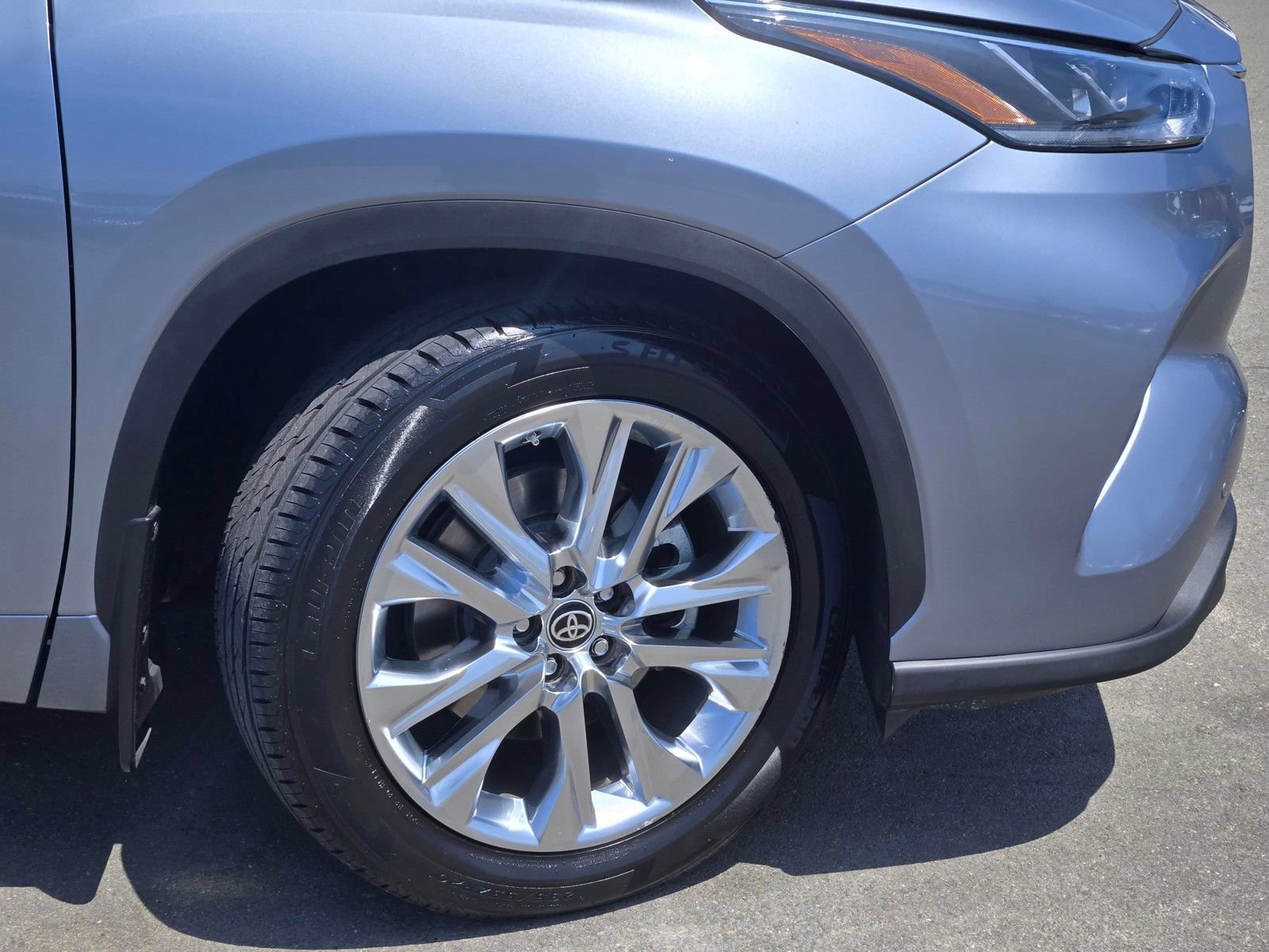 Used 2023 Toyota Highlander Limited FWD image 9