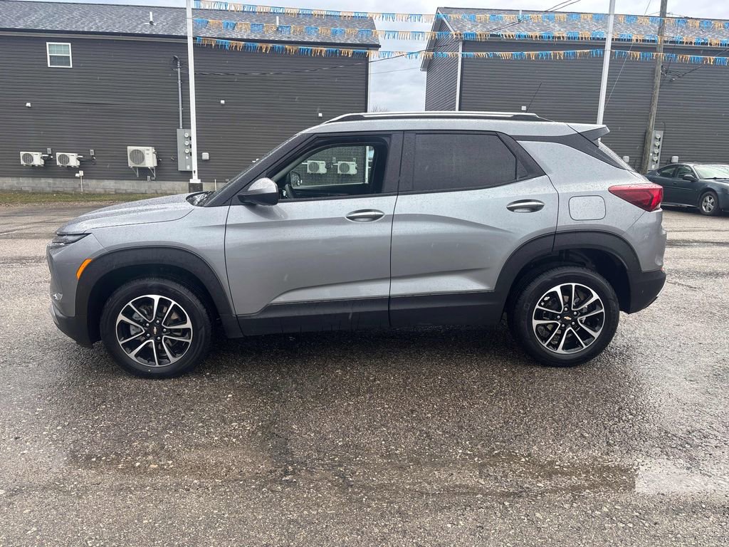 Used 2025 Chevrolet TrailBlazer LT image 2