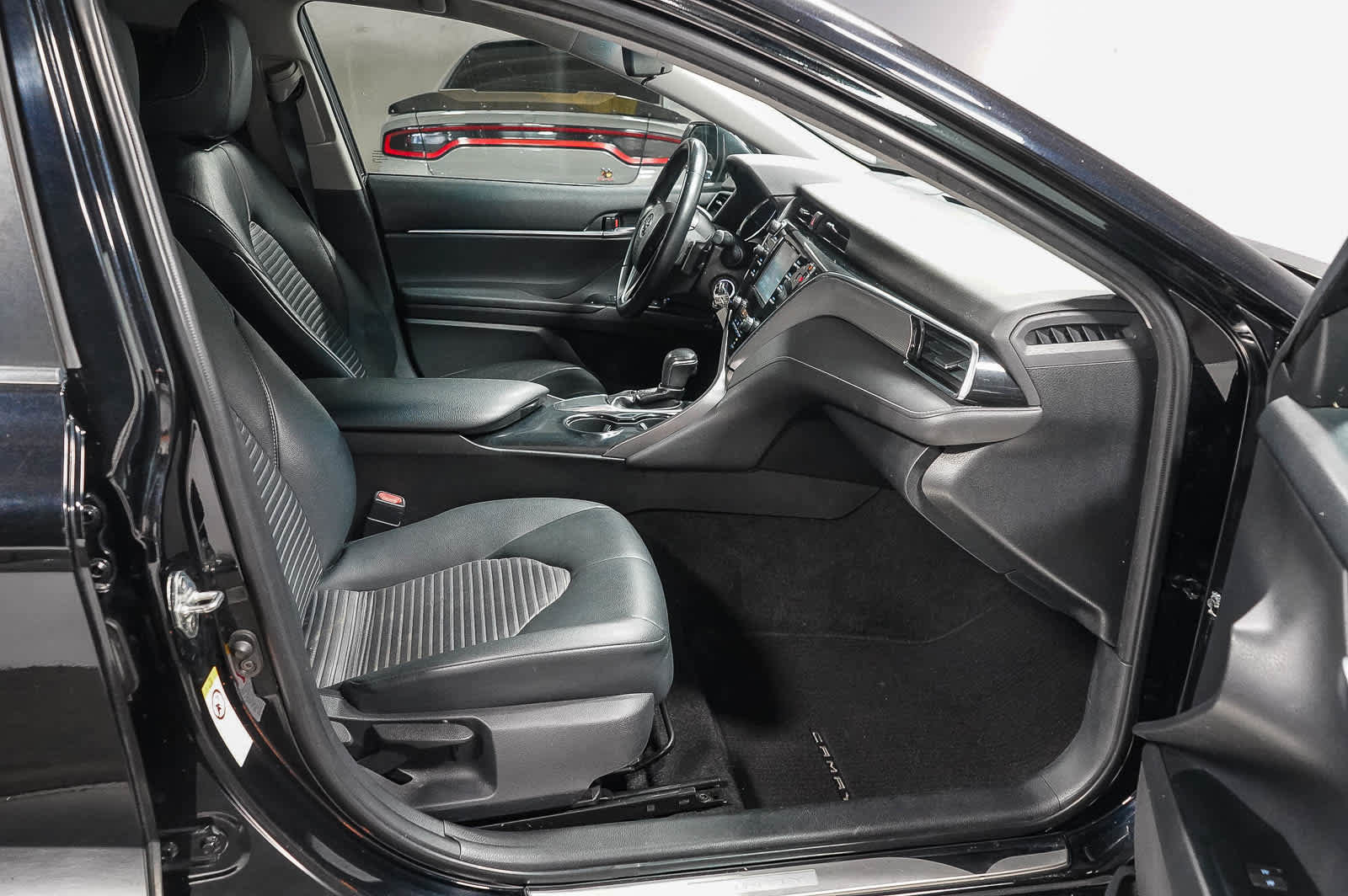 Used 2018 Toyota Camry SE w/ Protection Package (Q2) image 18