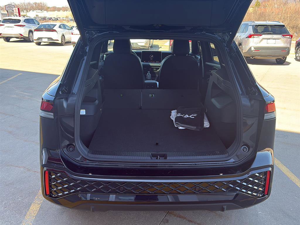 Used 2025 Volkswagen Tiguan SE R-Line image 8