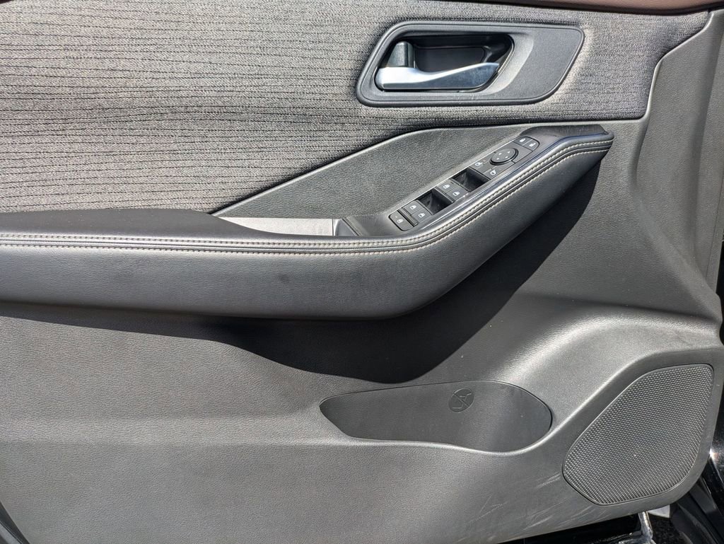 Used 2023 Nissan Rogue SV image 11