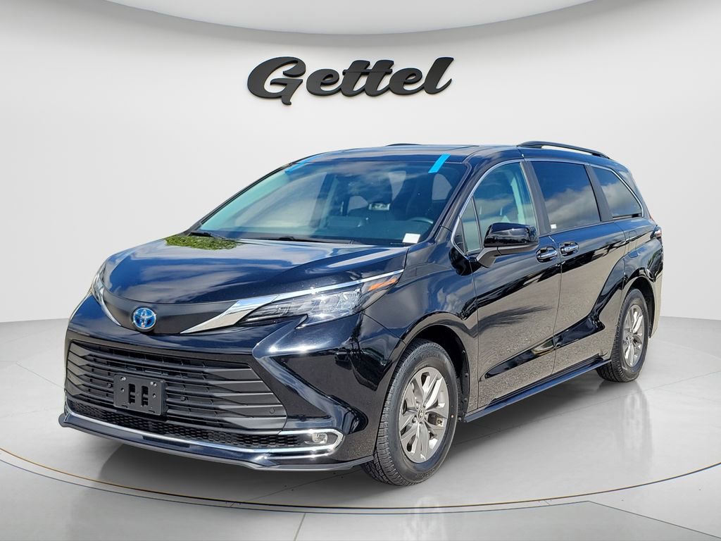 Certified 2024 Toyota Sienna XLE FWD image 1