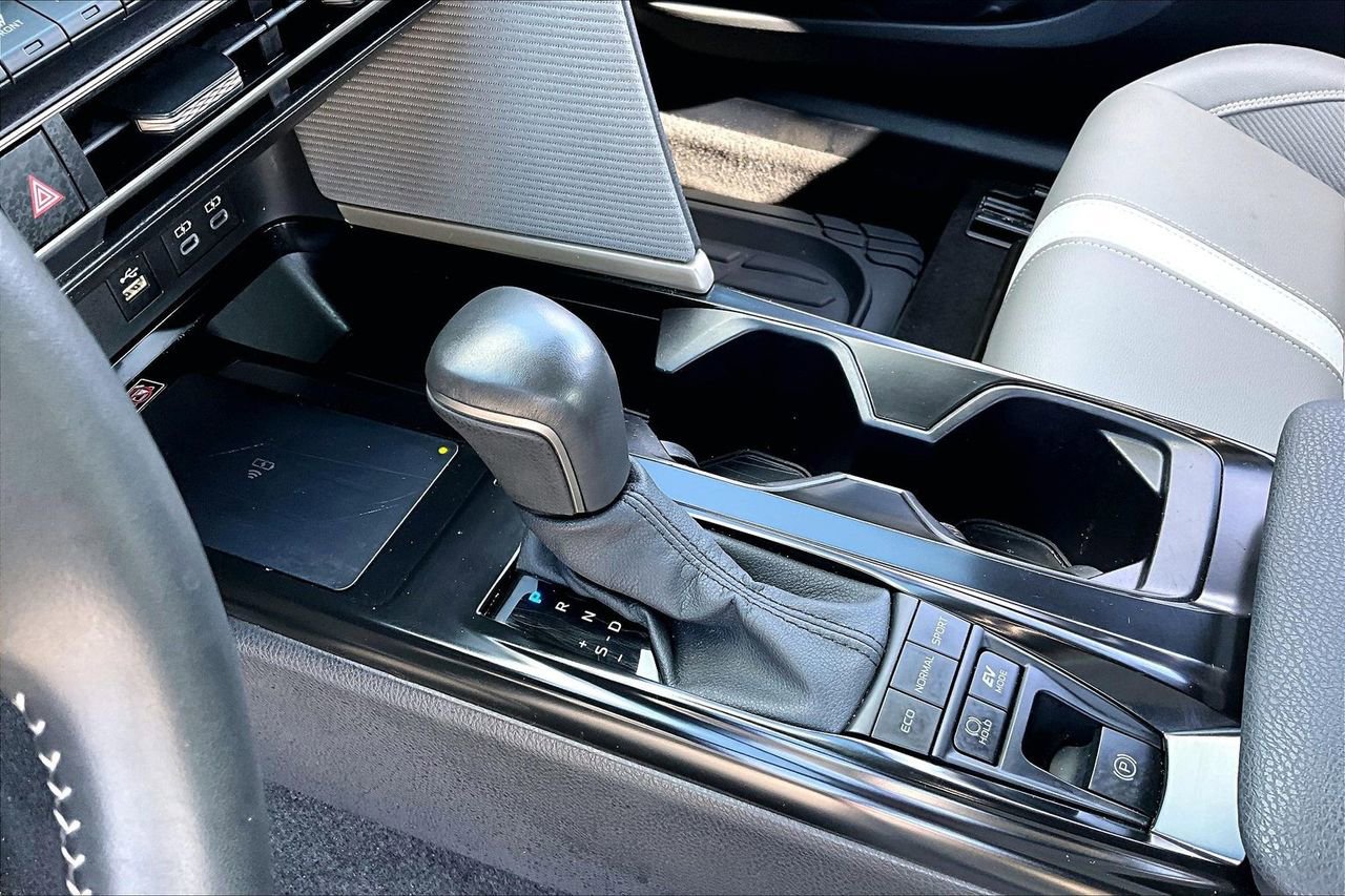 Used 2025 Toyota Camry SE image 15