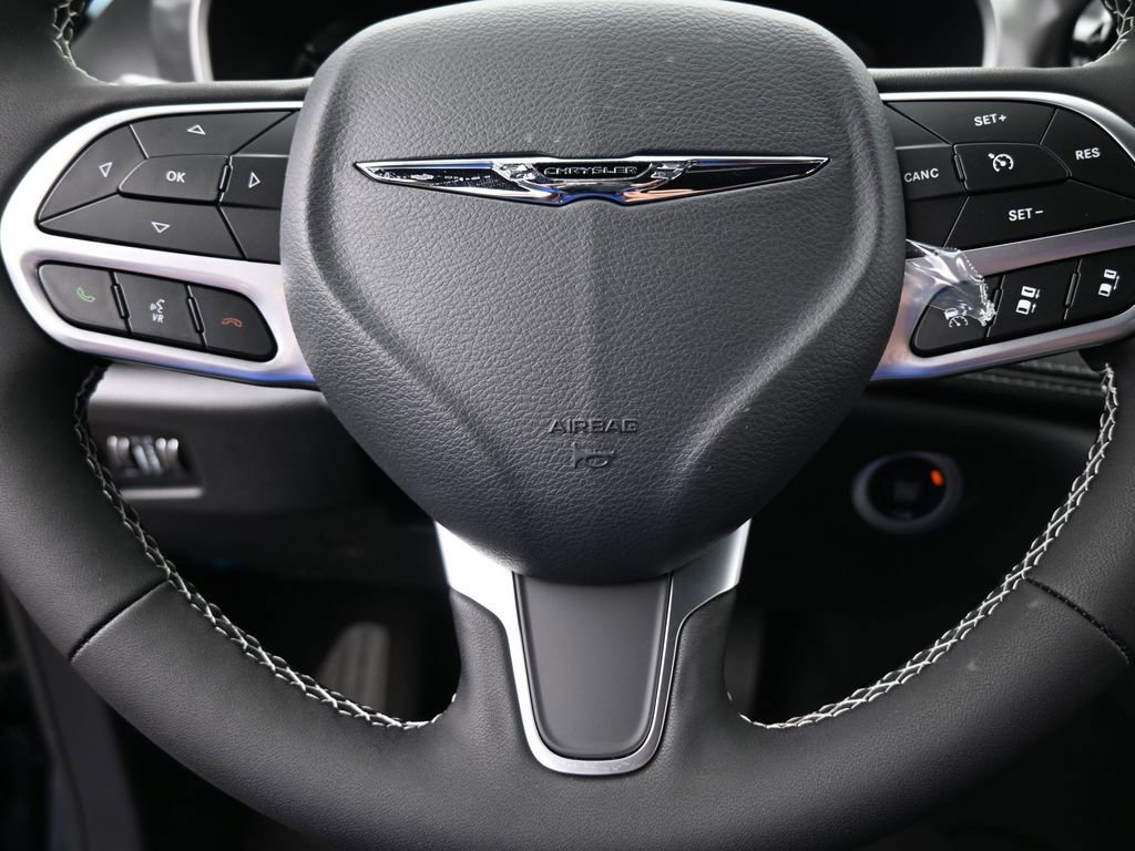 Used 2025 Chrysler Pacifica Select image 26