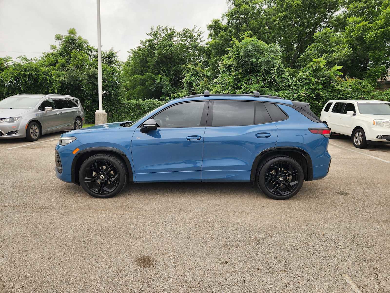 Used 2025 Volkswagen Tiguan SE R-Line FWD image 4