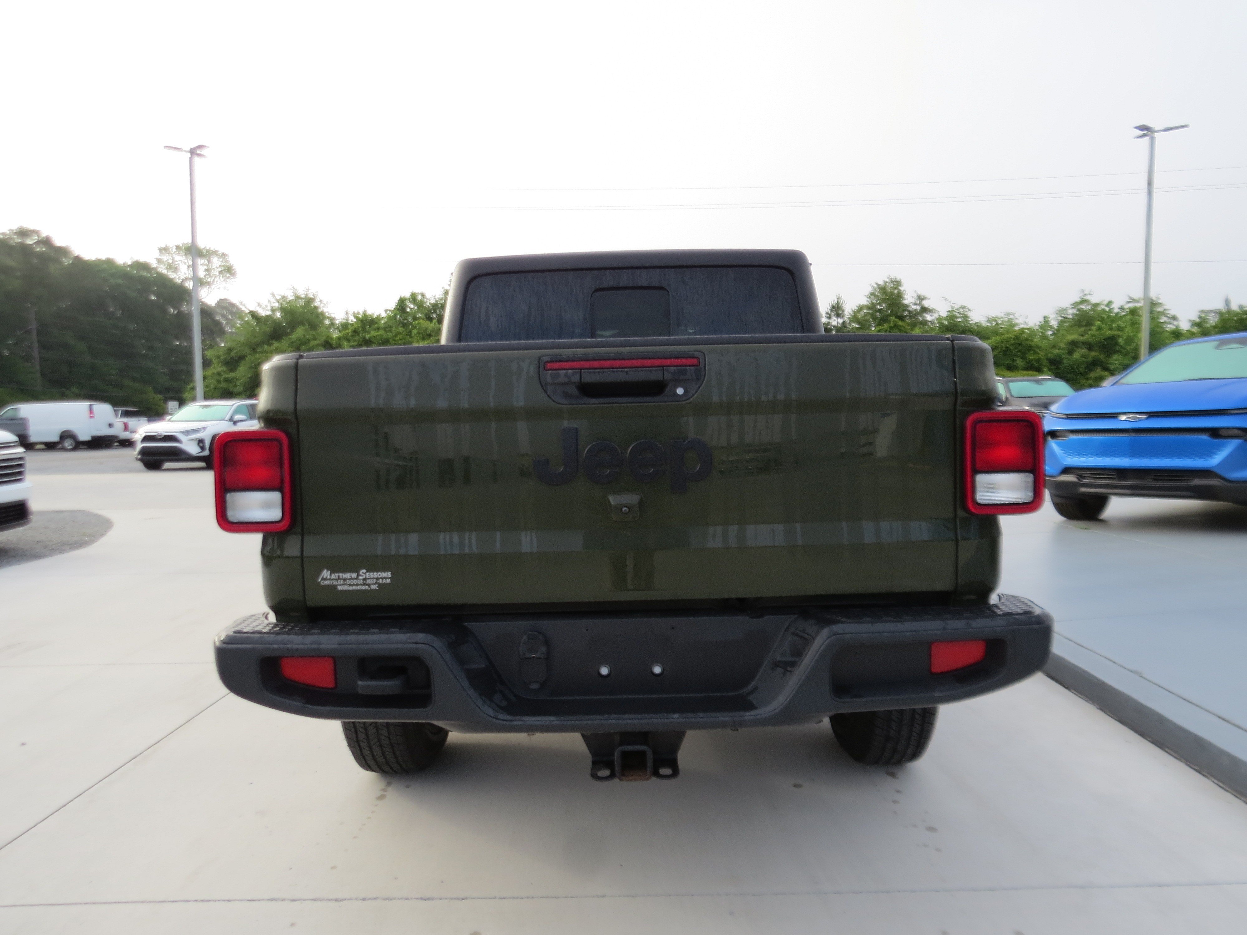 Used 2023 Jeep Gladiator Sport AWD/4WD image 3