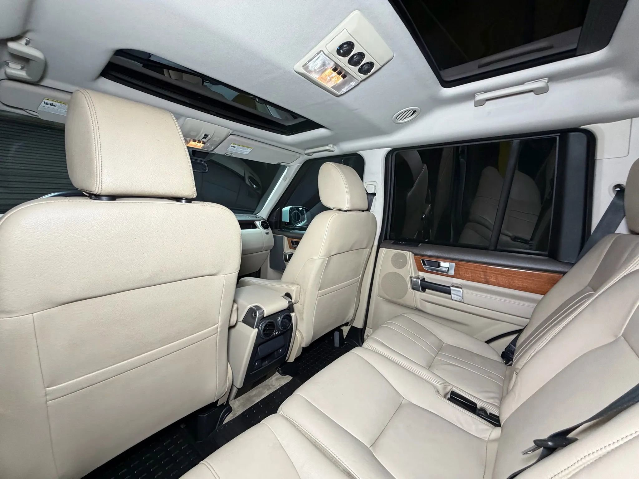 Used 2015 Land Rover LR4 HSE image 28