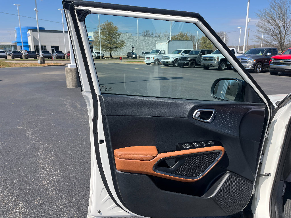 Used 2025 Kia Soul EX image 29