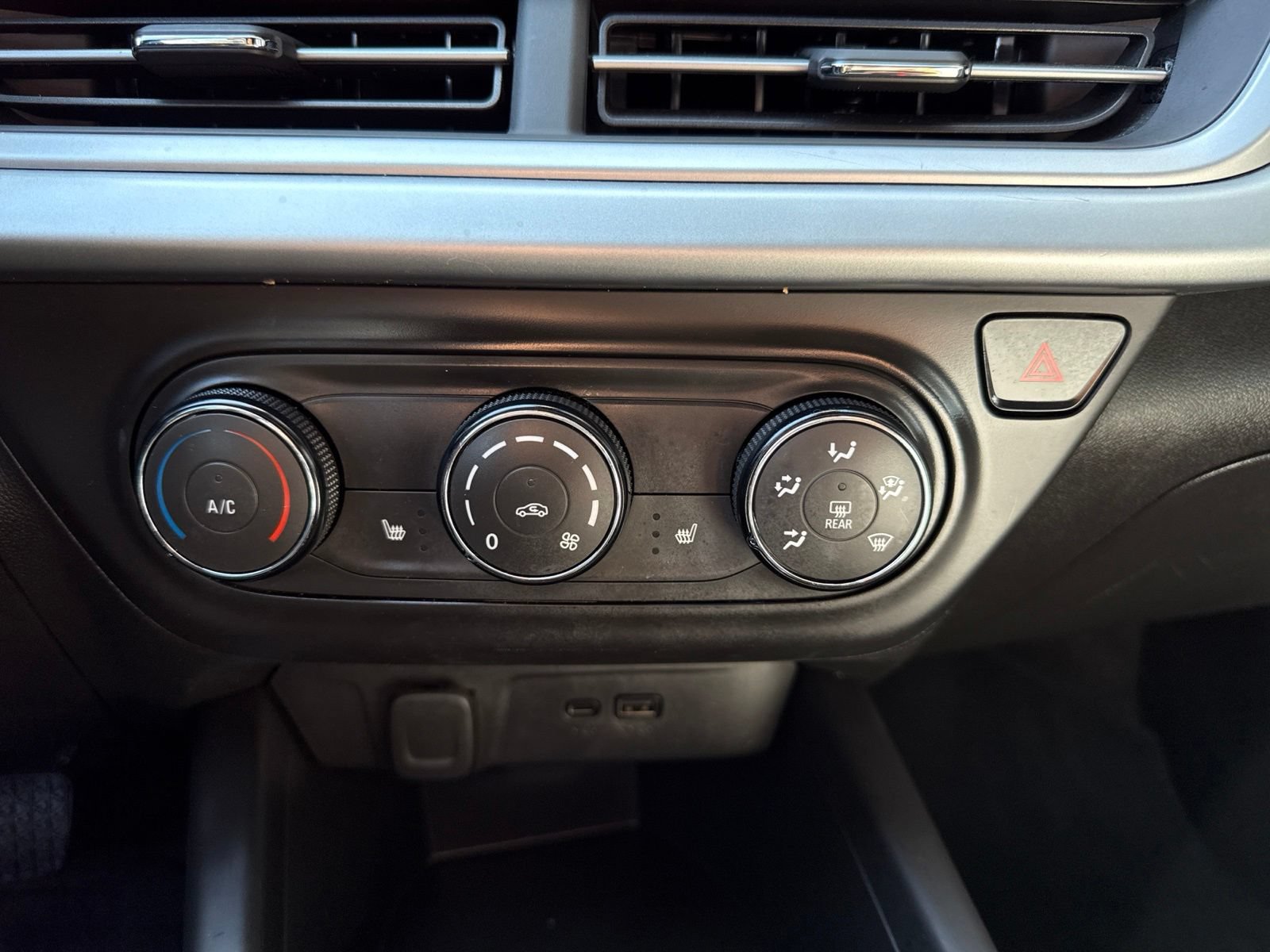 Used 2024 Chevrolet Trax RS FWD image 23