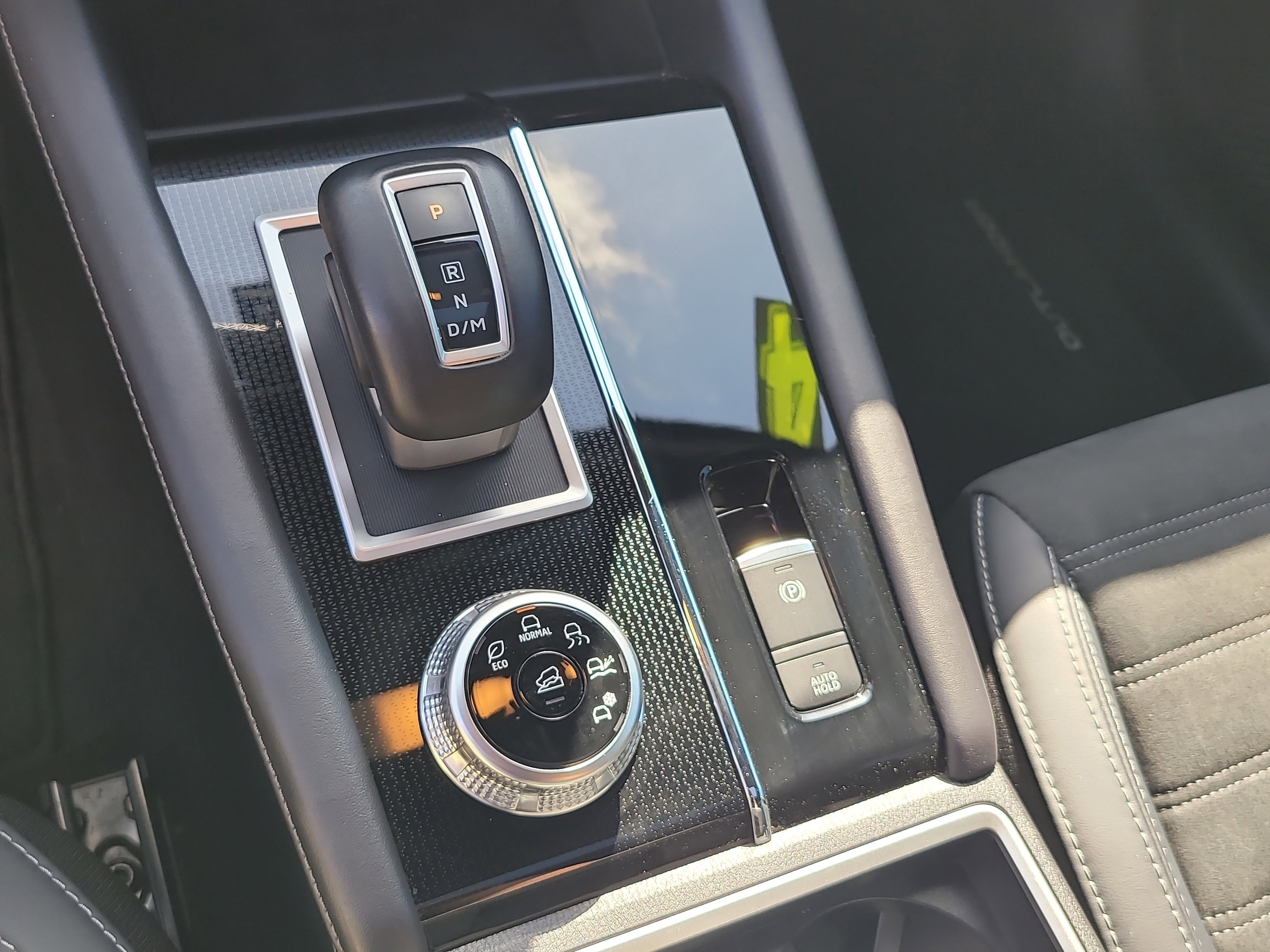 Used 2024 Mitsubishi Outlander SE image 25