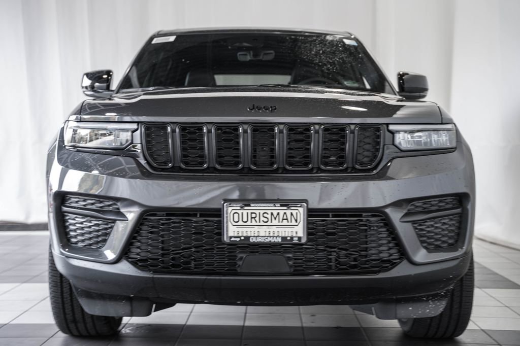 New 2025 Jeep Grand Cherokee Altitude image 2