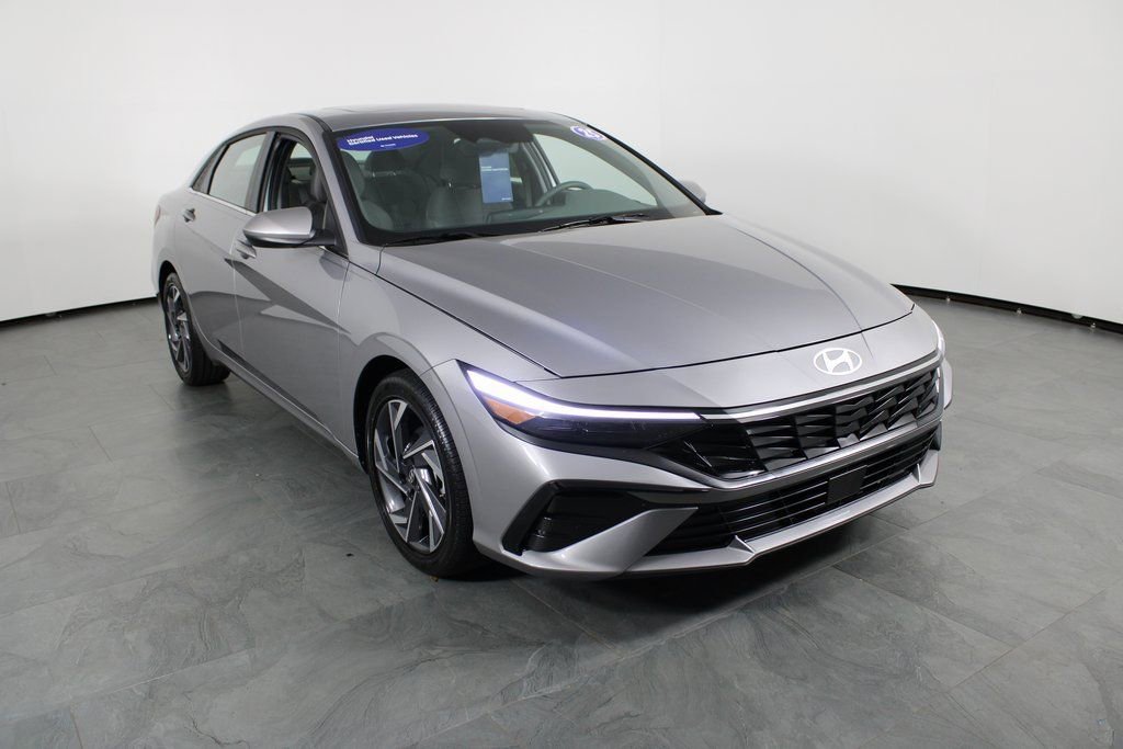 Certified 2025 Hyundai Elantra SEL image 13