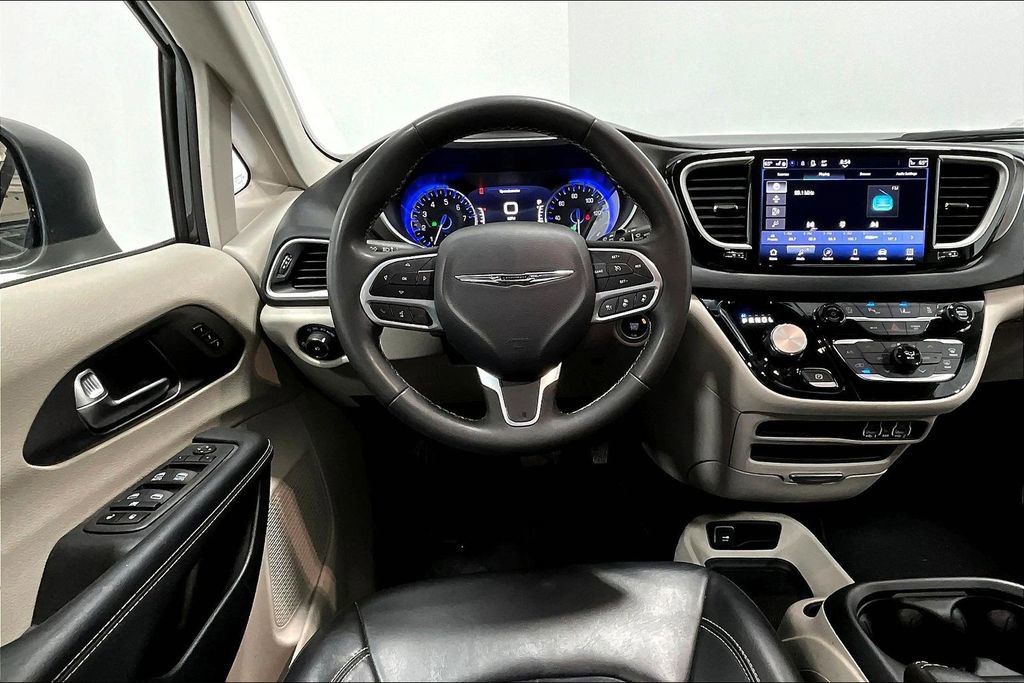 Used 2023 Chrysler Pacifica Touring-L FWD image 7