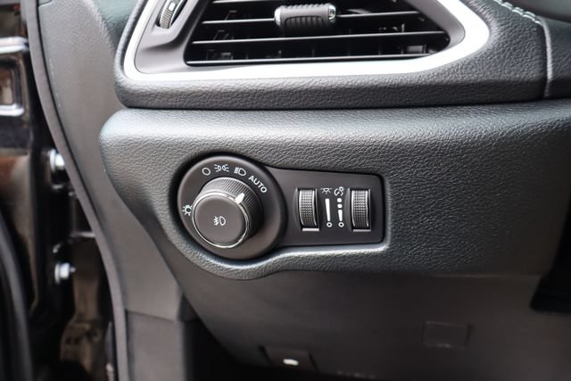 Used 2026 Chrysler Pacifica Select AWD/4WD image 17